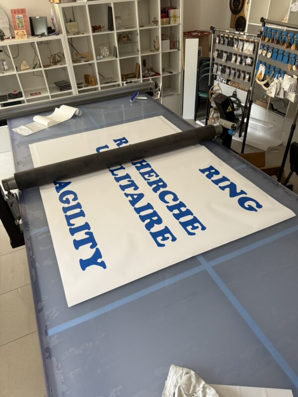 Application d’un vinyle imprimé sur une plaque en aluminium composite à l’aide d’une table de contre-collage