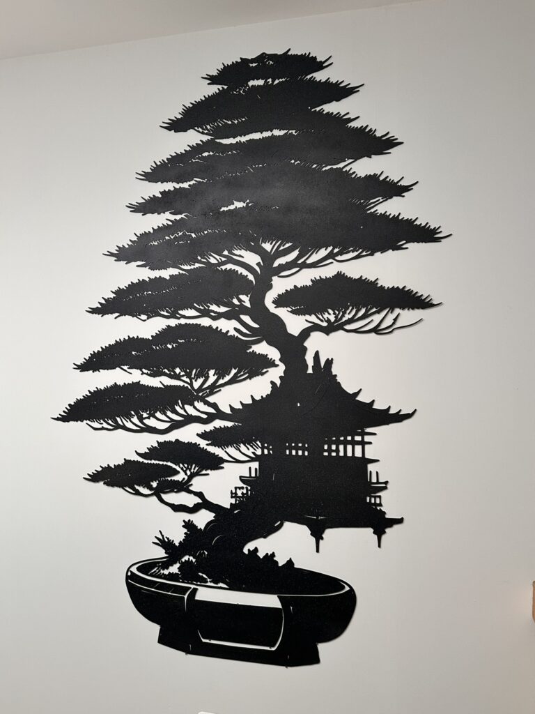 Décoration murale en médium représentant un bonsaï avec un temple japonais, découpée au laser par LaserEnFolie