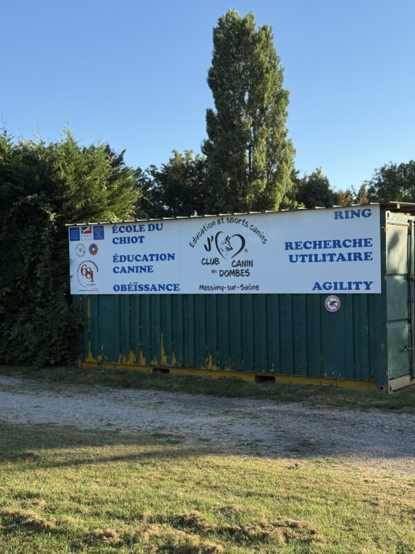 Enseigne finalisée du Club canin des Dombes, composée de 3 panneaux assemblés en aluminium composite