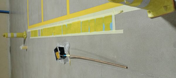 Application de peinture à travers un pochoir "Zone Approvisionnement" en PET 0,5 mm dans un entrepôt