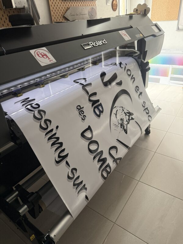 Impression d’un vinyle grand format sur une imprimante Roland pour l’enseigne du Club canin des Dombes