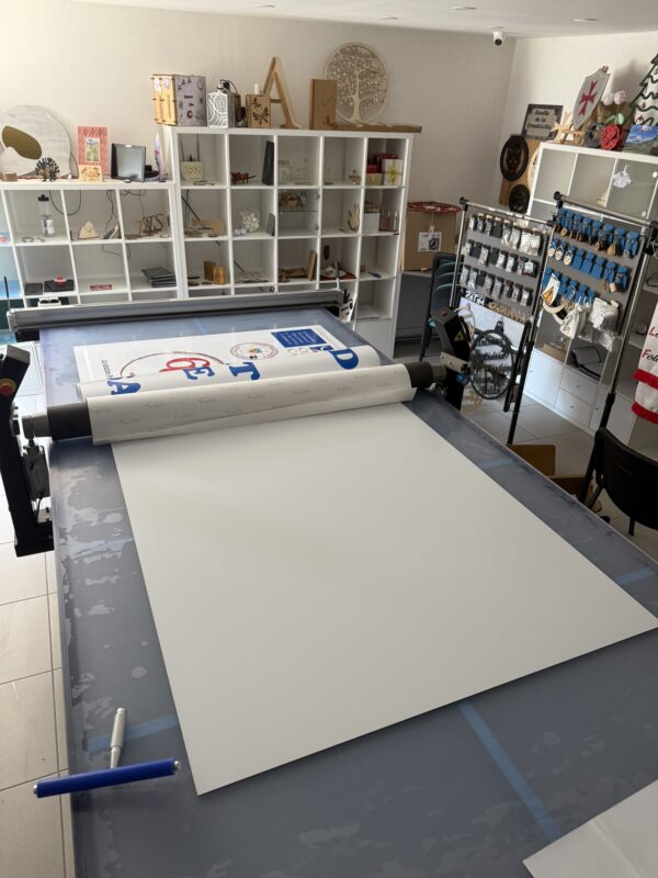 Lamination du vinyle imprimé à l’aide d’une table de contre-collage dans les ateliers o681