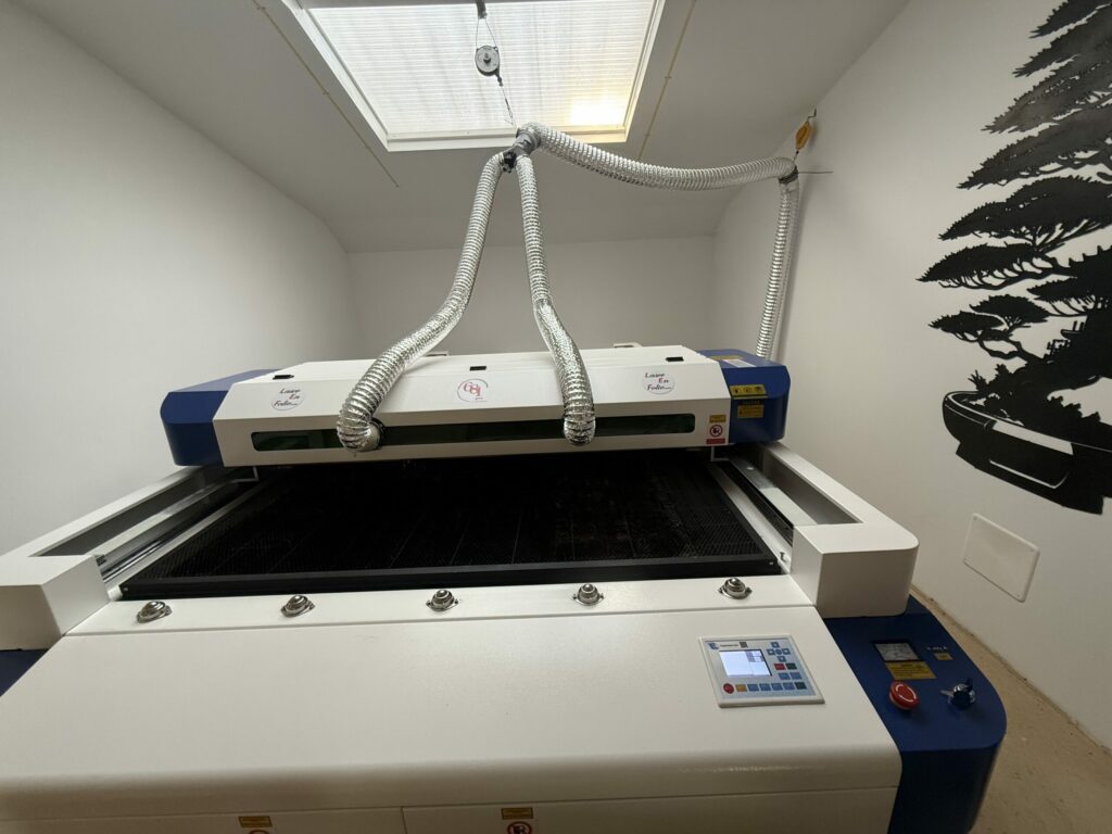 Découpeuse et graveuse laser CO2 grand format de 250×130 cm chez LaserEnFolie